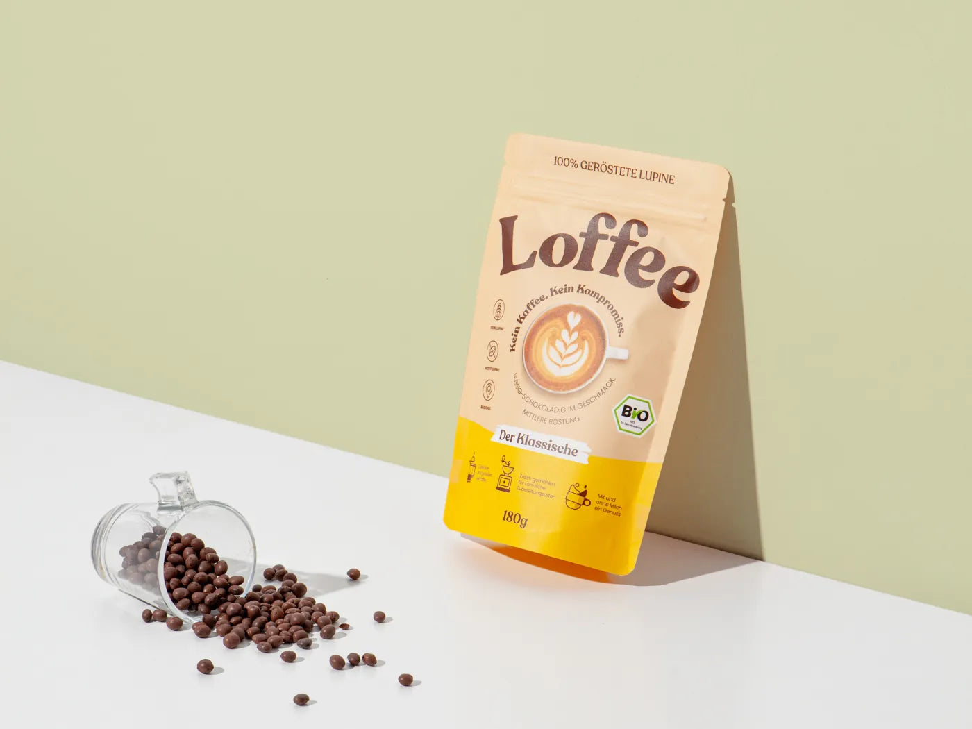 Lupinenkaffee in ganzen Bohnen vor Loffee-Tüte