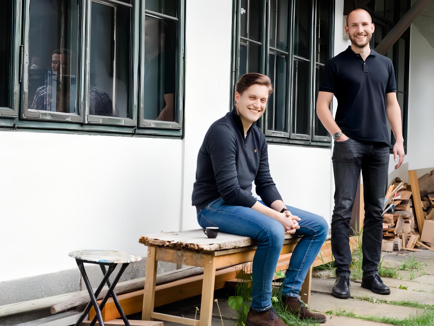 Simon & Jan von Loffee vor einer Rösterei