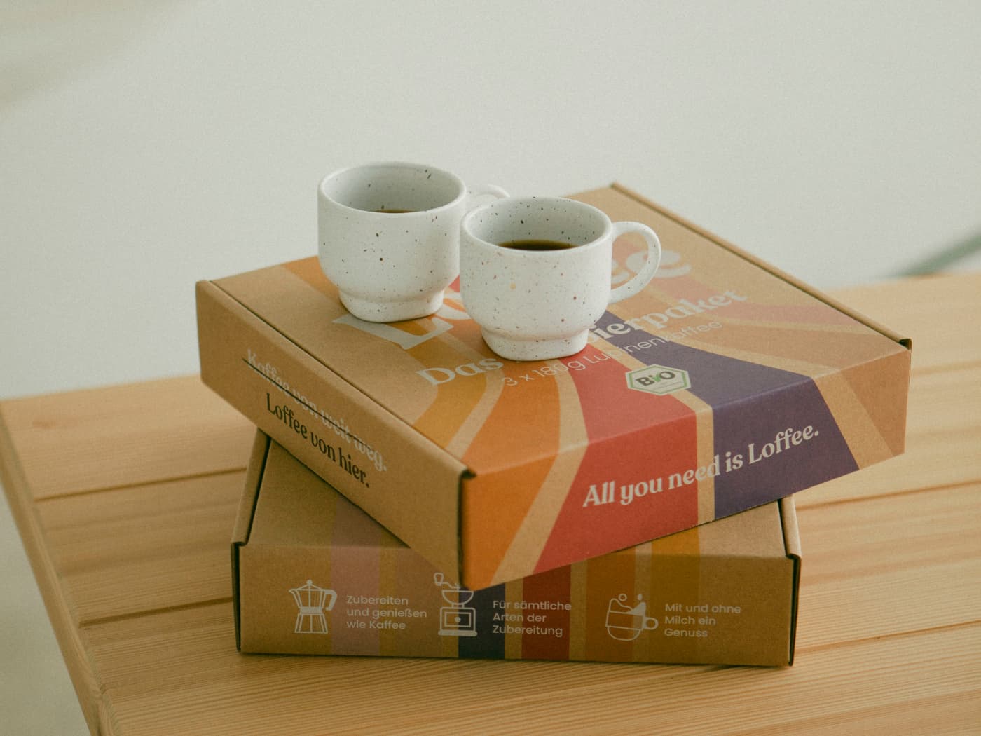 Lupinenkaffee in Tassen auf Boxen