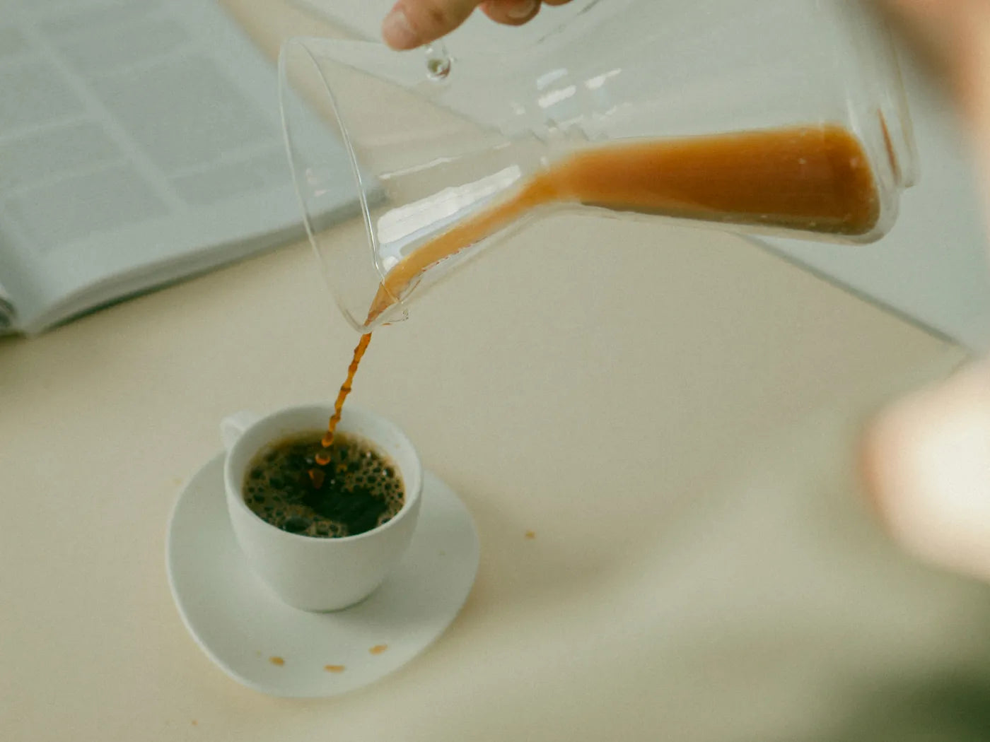 Lupinenkaffee wird in Tasse geschüttet